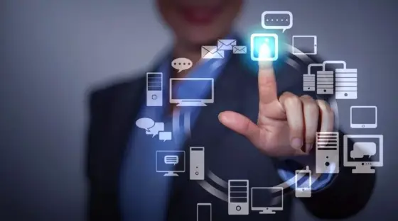 Persona interactuando con íconos de servicios de tecnología